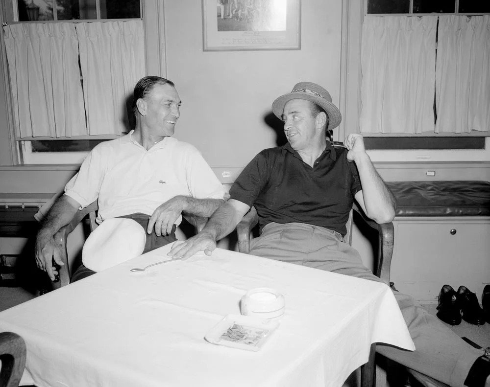 Ben Hogan và Sam Snead nói chuyện ở phòng Locker sân Augusta National năm 1950